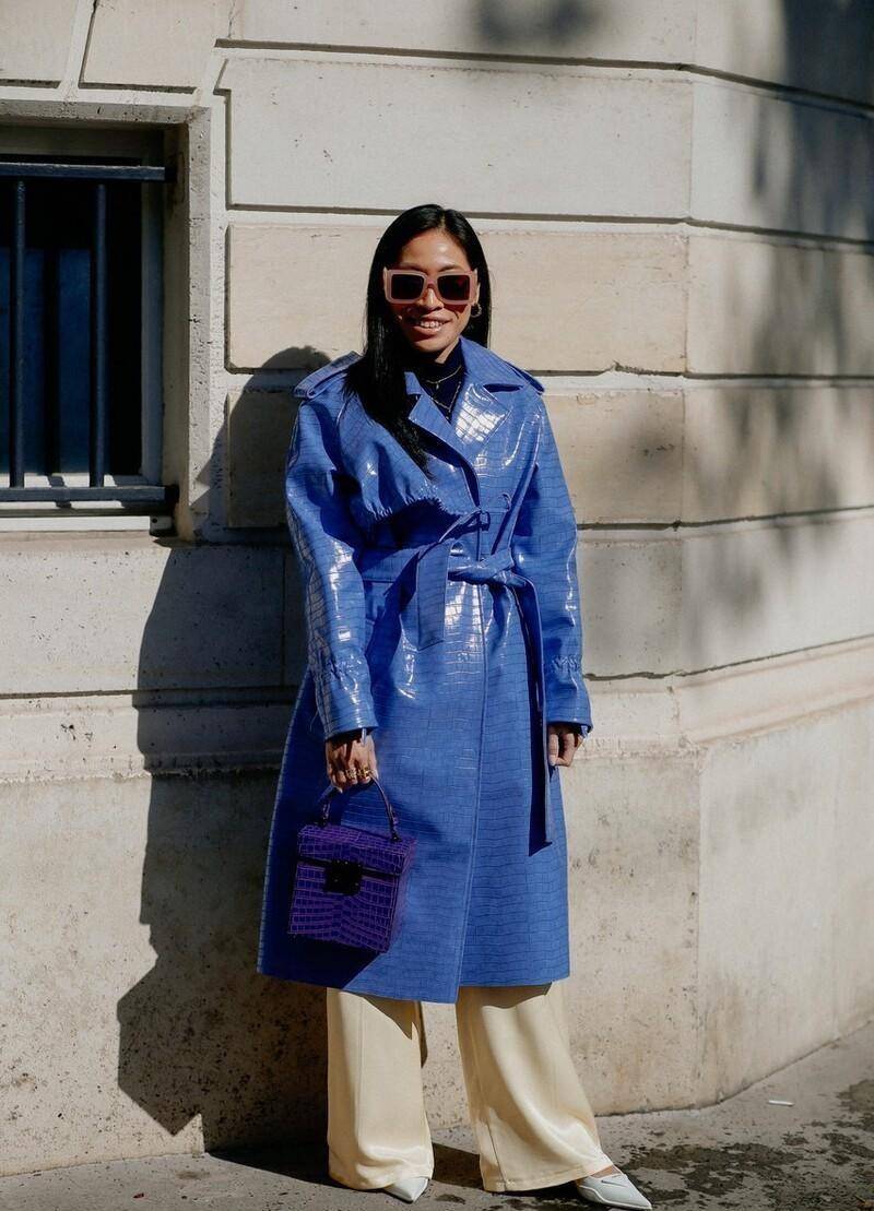 蓝色 穿大衣别老选黑白的了，今年冬天流行彩色大衣，赶时髦的来看看