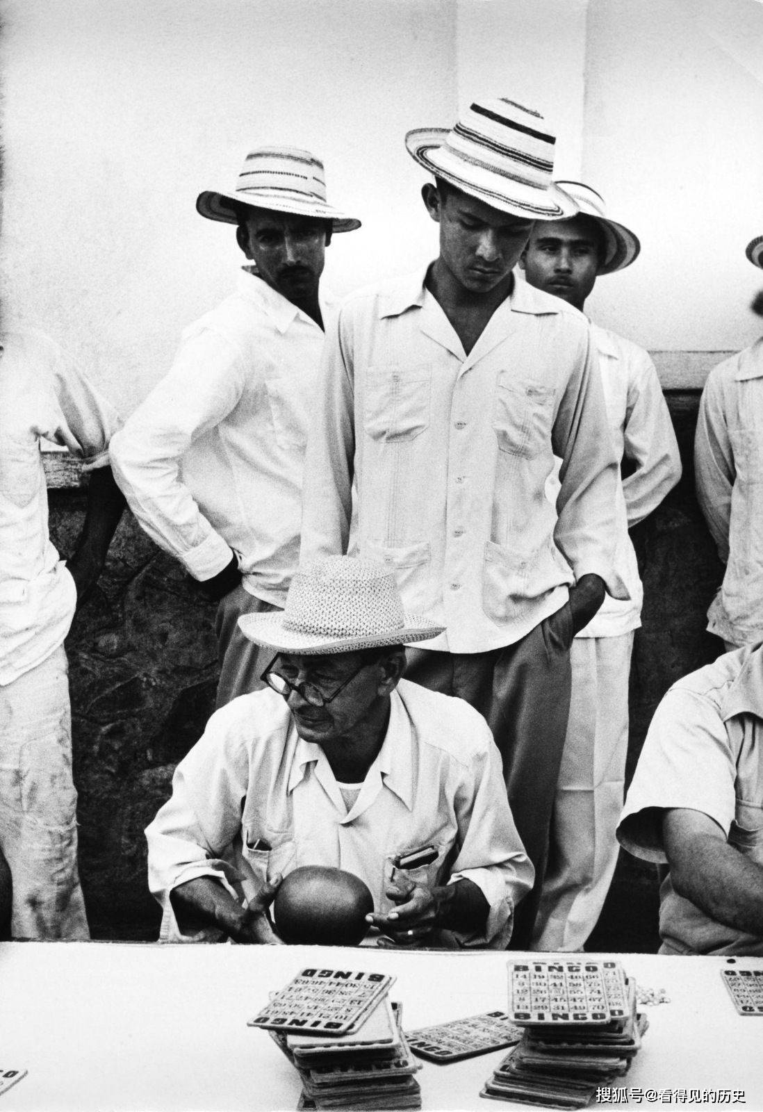 老照片 1954年的巴拿马 街头可以看到不少的美国大兵