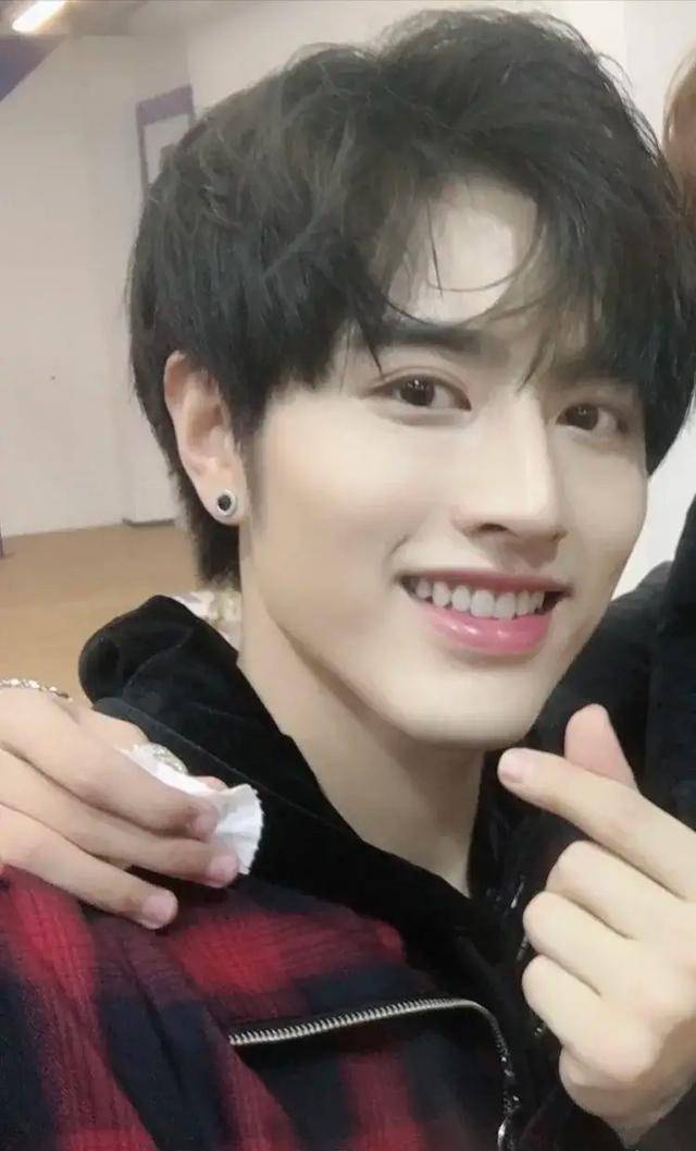 发型有刘海是“神颜”，失去刘海判若两人，这些明星被造型师坑的好惨