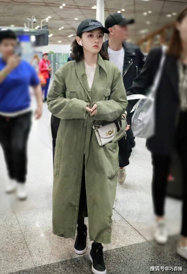 卫衣 宋祖儿机场穿搭好“奶”啊！清纯干净又漂亮，美得太与众不同了