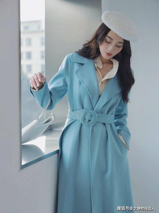 较大的 色彩的选择黄色衣服会很显气质高贵色彩，较大的领子在冬天可以起到保暖的作用