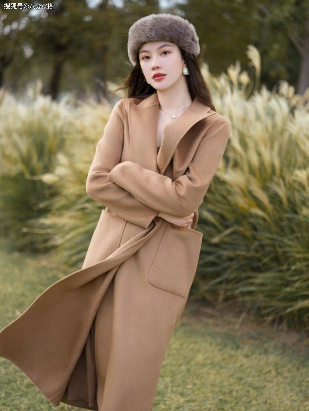 黑色 冬天穿大衣最好选这几个颜色，温柔显白不挑人，黑黄皮也能驾驭