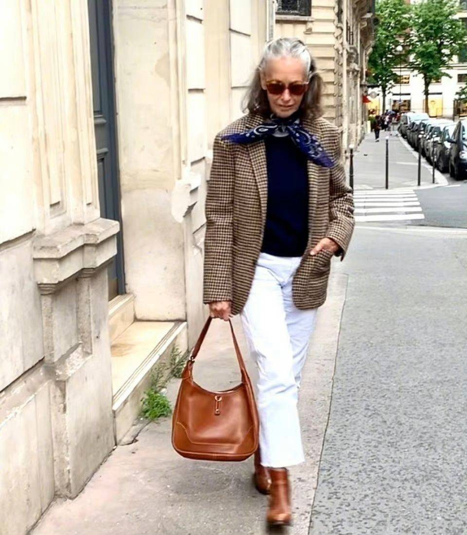 配饰 冬季精致女人，离不开这种配饰，这样搭配每一种造型都经典