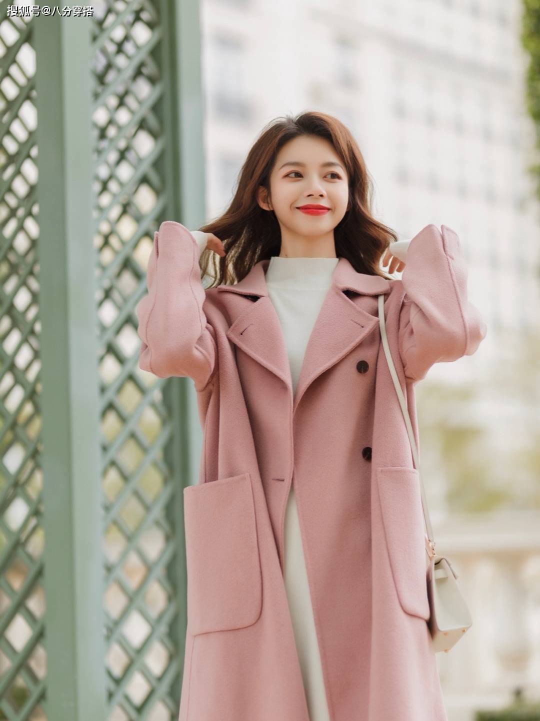 黑色 冬天穿大衣最好选这几个颜色，温柔显白不挑人，黑黄皮也能驾驭