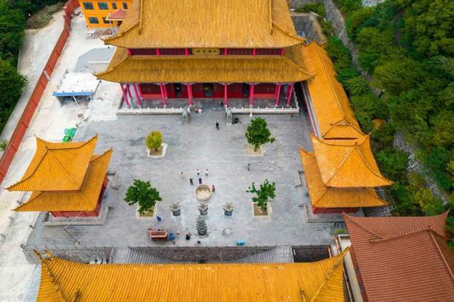 吉祥物|淮北旅游，在相山公园看到显通寺，香火好旺盛，还有年轻人