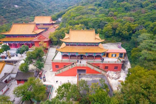 吉祥物|淮北旅游，在相山公园看到显通寺，香火好旺盛，还有年轻人