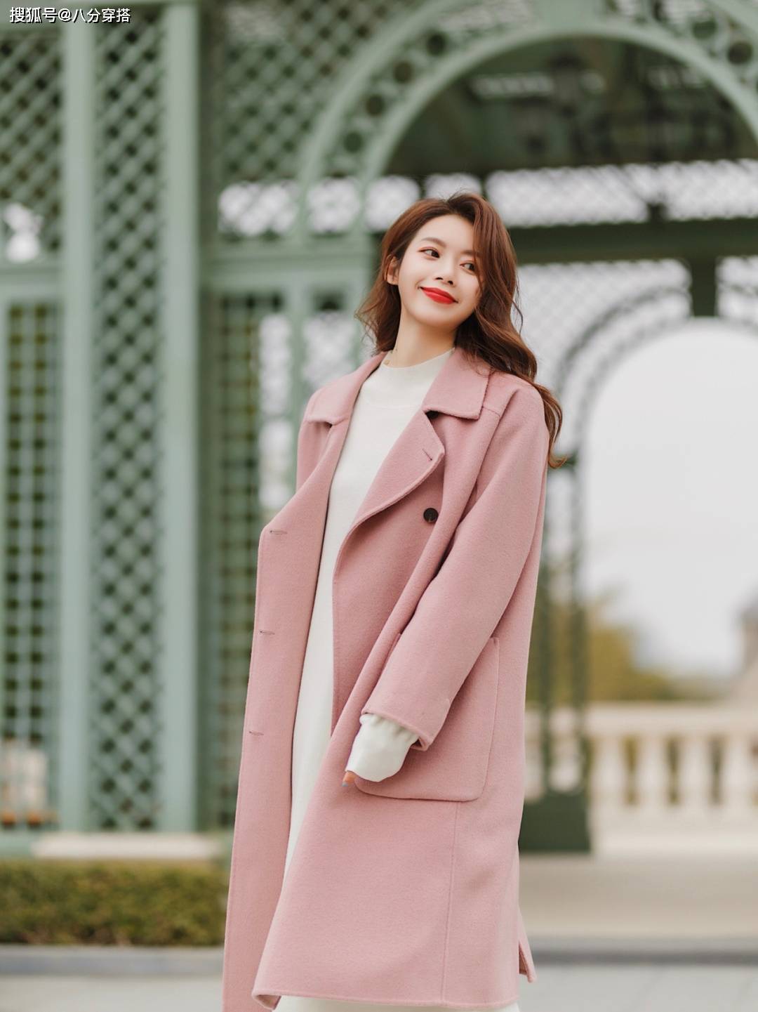 黑色 冬天穿大衣最好选这几个颜色，温柔显白不挑人，黑黄皮也能驾驭