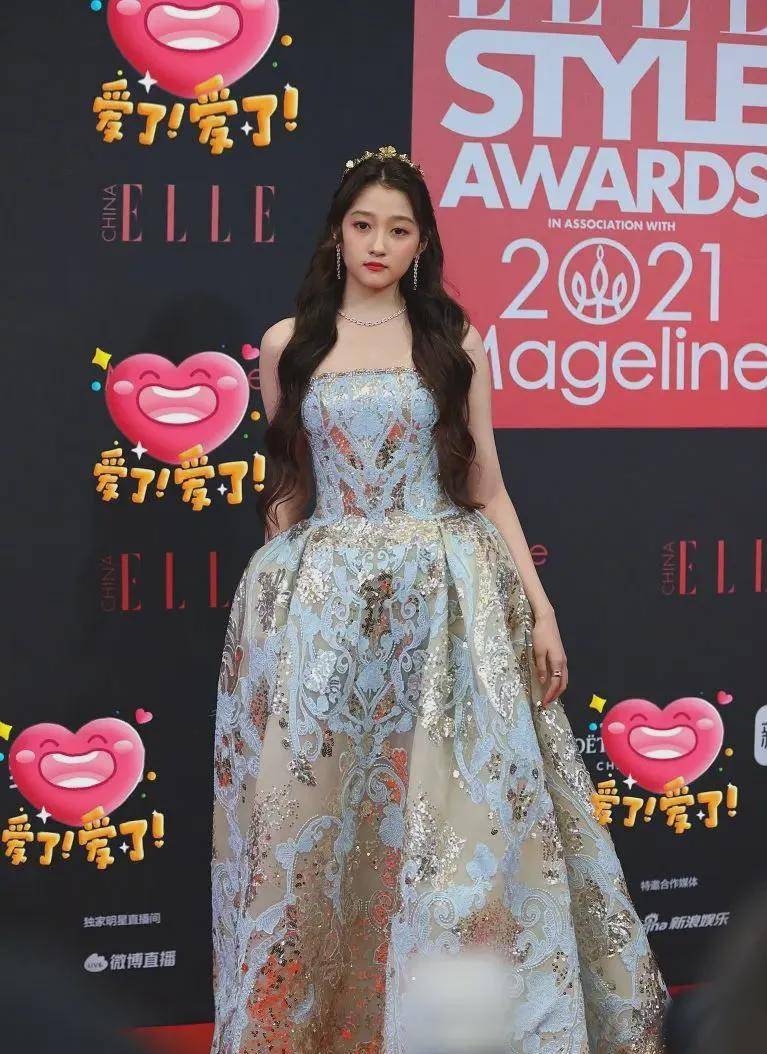 服装 85花盛典同台争艳！杨幂接连换三套服装，刘诗诗、唐嫣紧随其后