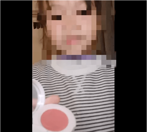 进行【妮智护肤】宝宝过早接触彩妆，当心害了孩子！
