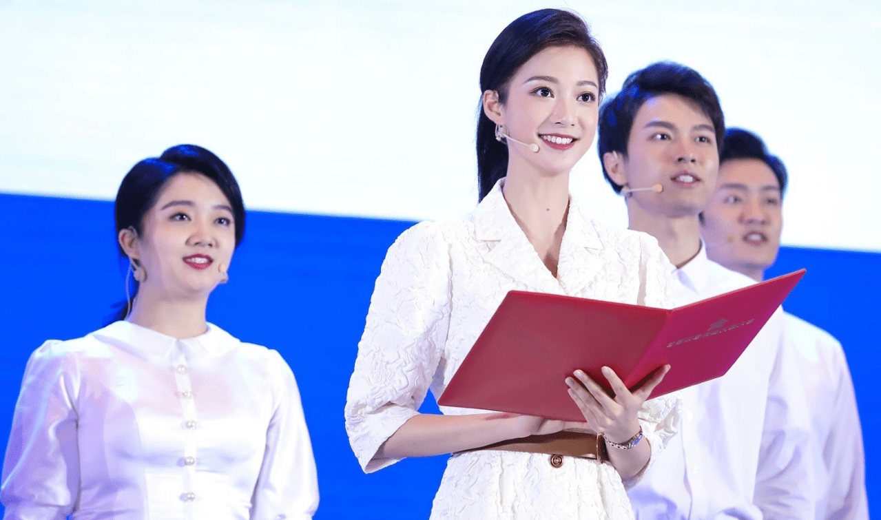 "中传校花"冯琳,再次"亮相"朗诵现场,气质和能力均有进步_网友