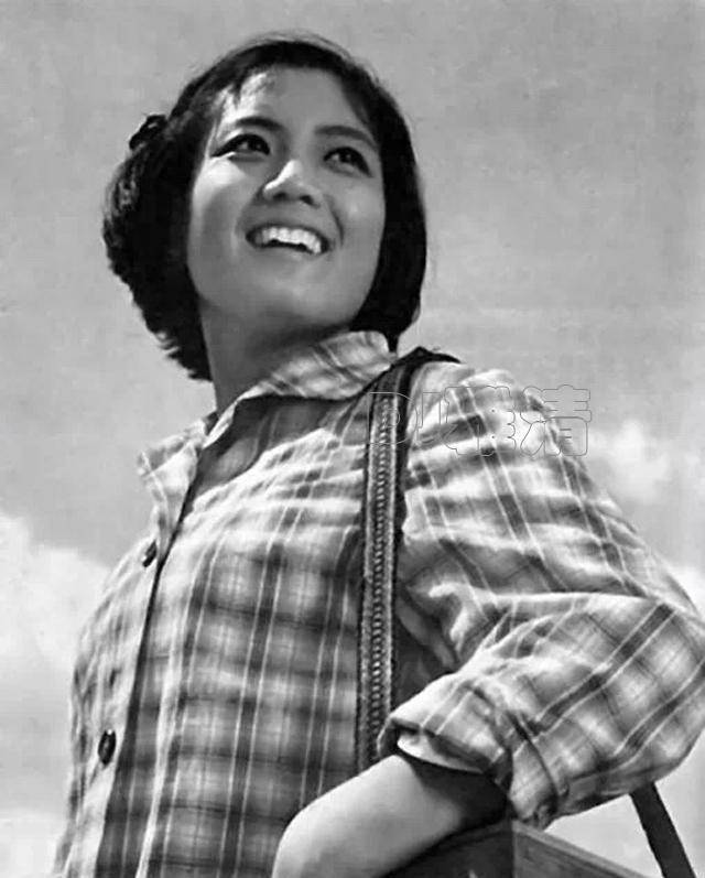 因为|李秀明近照 昔日当红女星 唐国强老搭档 如今65岁 女儿长得