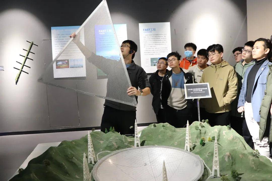 “山野科学家”谢楷教授在西安电子科技大学博物馆里“带货”