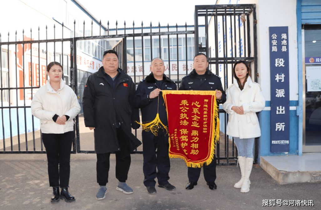 县退役军人事务局局长李建强和大鹏商贸公司负责人张建堂(退役军人)