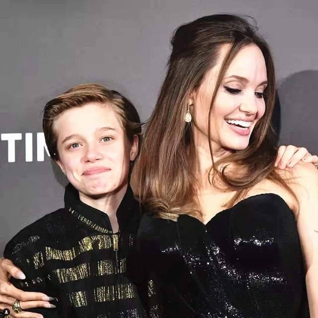 文化 皮特大闺女希洛惊艳红毯,穿印花礼服挺美,脸型就是“复合体”