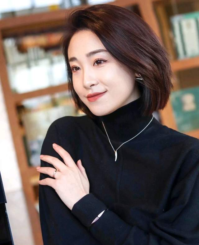 黑色 这才是毛衣的正确穿搭，简单优雅又减龄，轻松穿出20岁的感觉