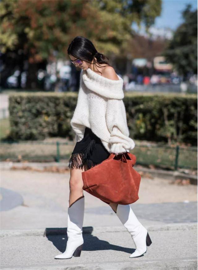 小腿肚 别再穿裸靴了，今年流行“膝盖靴”，150女生穿上后轻松显高10cm