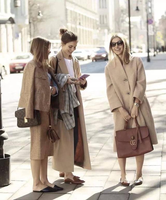 式样 温柔的冬季少不了“燕麦色”,优雅高级又大方,谁穿谁精致