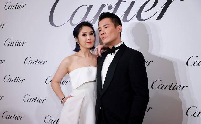 杨千嬅 Cartier：何超莲V领抢镜，与窦骁肤色成反差，杨千嬅夫妇也恩爱