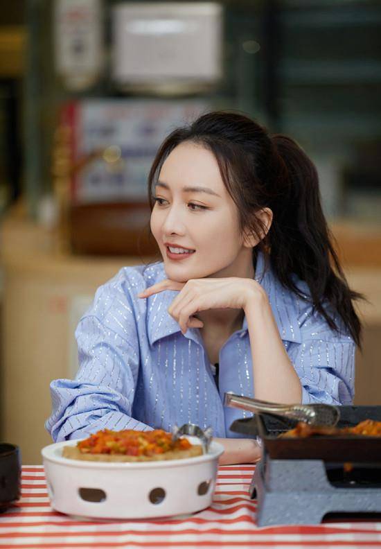 黑色 王鸥新发型堪比“换脸”，剪空气刘海穿黑大衣变软妹，形象大变样