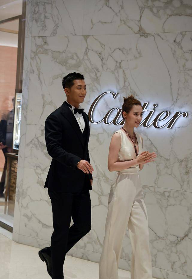 本人 何超莲出席活动的时候和男模站一起,感觉穿搭真的很成功!