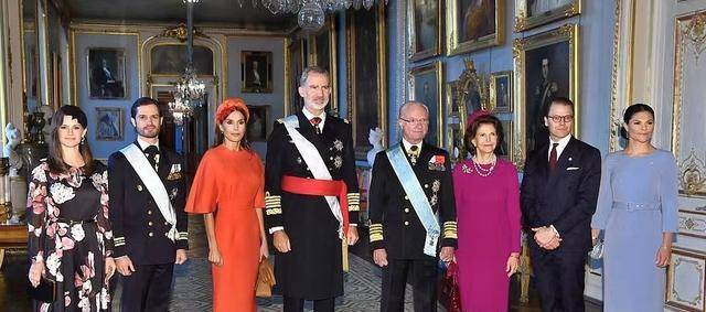 服装 西班牙王后不怕冷,竟然用“斗篷”大衣配连衣裙,为王室形象拼了