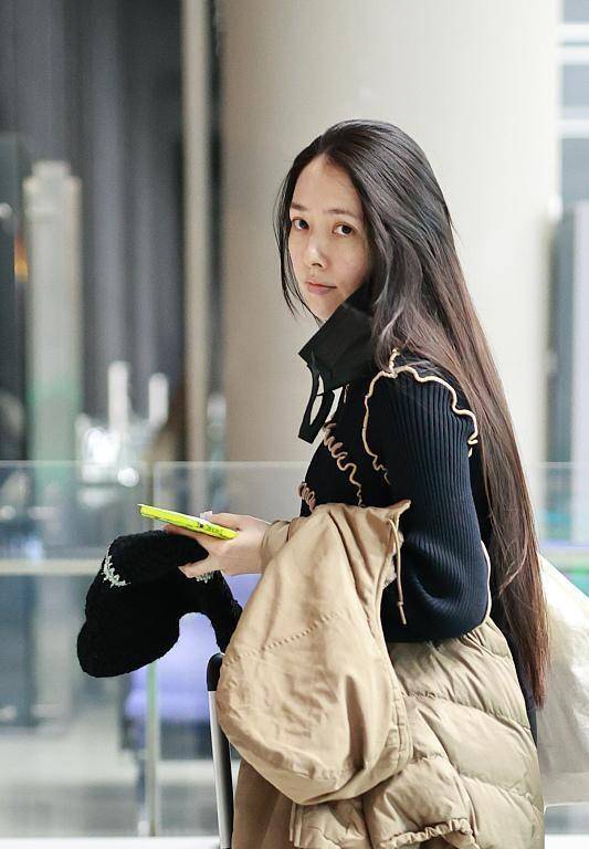 服装 郭碧婷没有阔太架子，素颜就出门了，穿搭也很随意舒服的