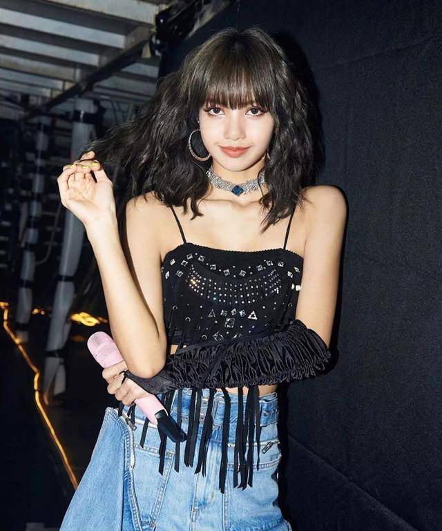 什么 西装整套穿过时了，现在流行“上短下长”搭配，lisa泫雅都上头了