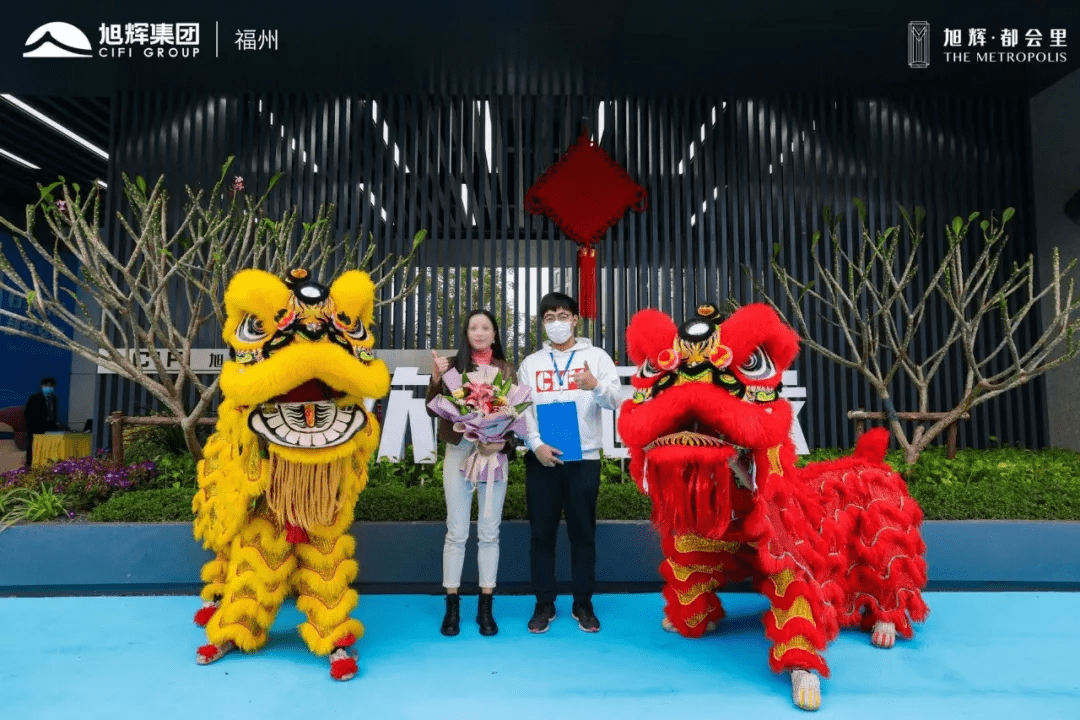 一场传统的舞狮表演,拉开交付的良辰吉时,象征着吉祥如意的瑞狮起舞