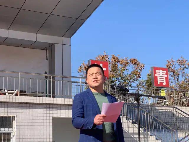 南都实验中学召开2021年秋期期中考试表彰大会暨高考冲刺动员会