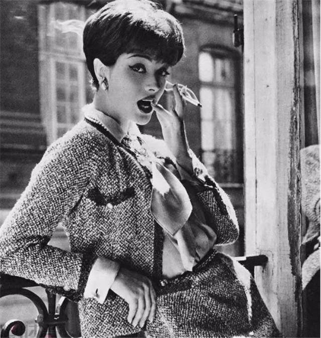 套装 女人过了40岁别瞎穿，今冬流行的“小香风”，过年照着穿就很洋气