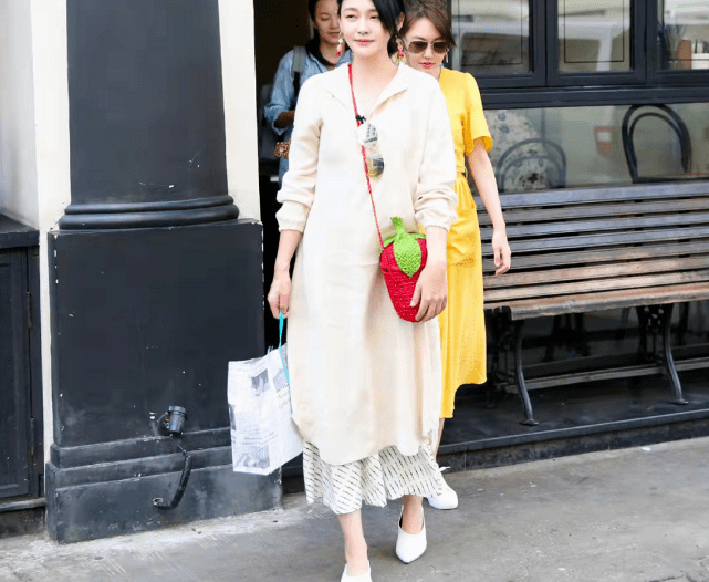 进行 大S离婚后首露面！穿波点透视装瘦回杉菜少女感爆棚，比小S还嫩