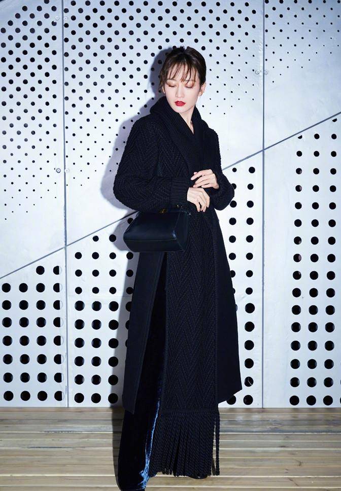 黑色 王鸥新发型堪比“换脸”,剪空气刘海穿黑大衣变软妹,形象大变样