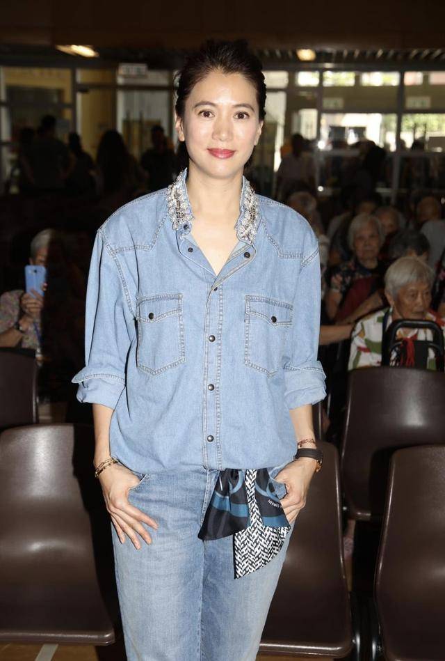 进行 真正见过世面的女人，穿西装很少配衬衫，看袁咏仪的穿搭你就懂了