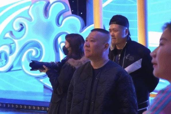 郭汾郭德纲夫妇罕见合体！王惠穿羽绒服快胖成球，郭德纲望妻眼超甜蜜