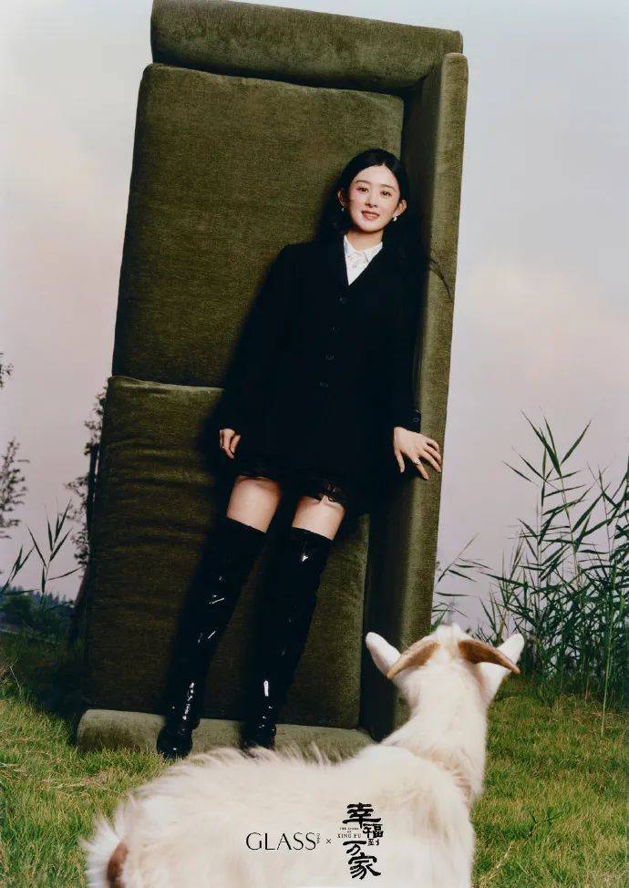 冬日 赵丽颖大晒冬日写真，镂空毛衣配连衣裙，气质愈发大气从容