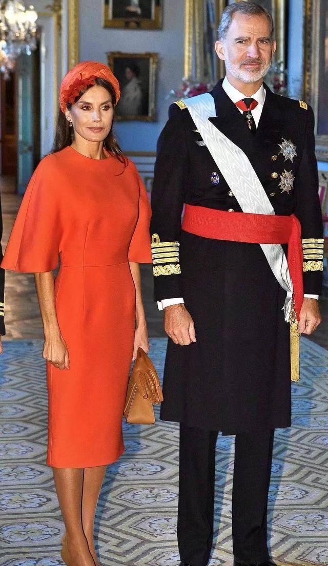 服装 西班牙王后不怕冷,竟然用“斗篷”大衣配连衣裙,为王室形象拼了