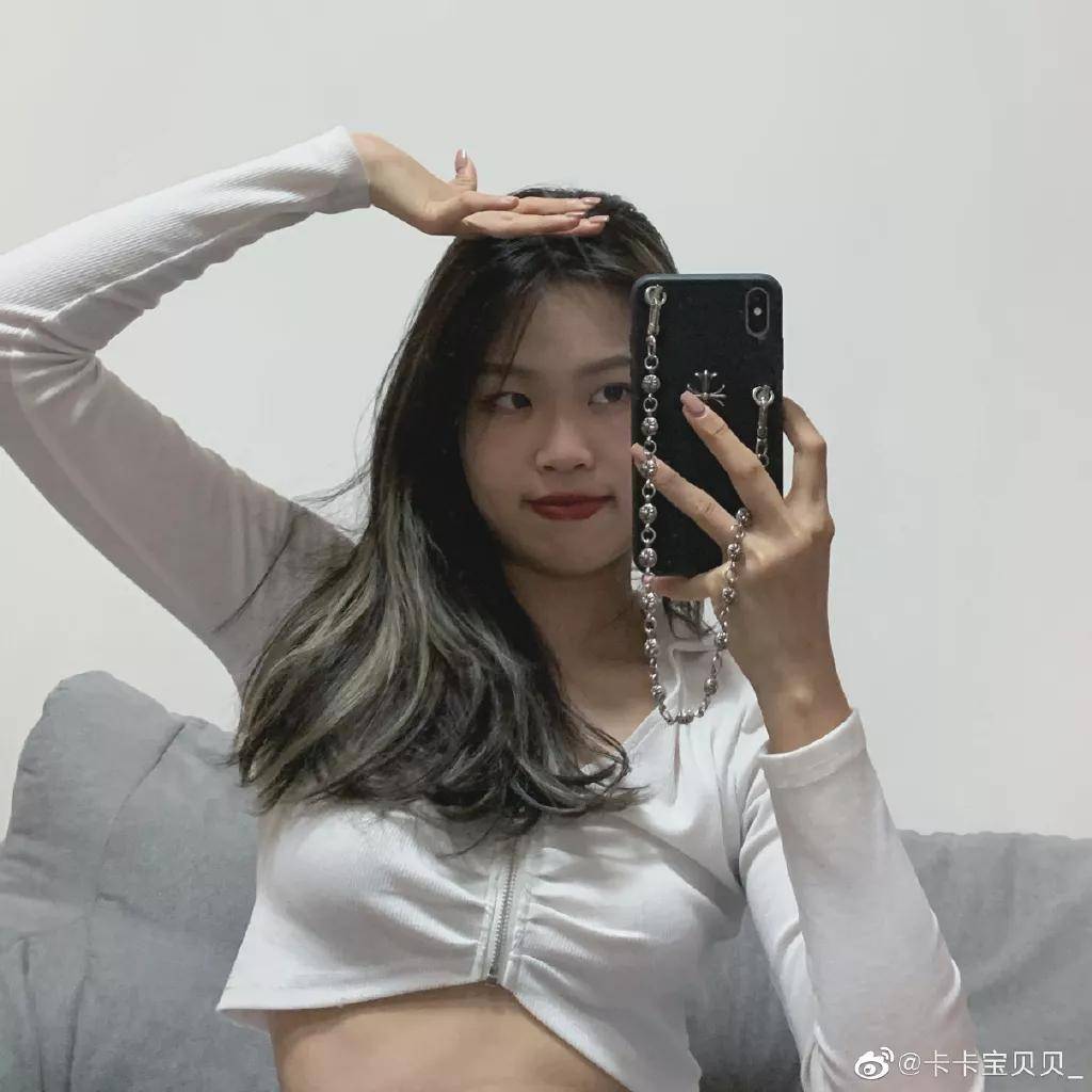 女生挡脸头像高清 e1d3931cd21041dbb80c5763a181bf92.jpeg