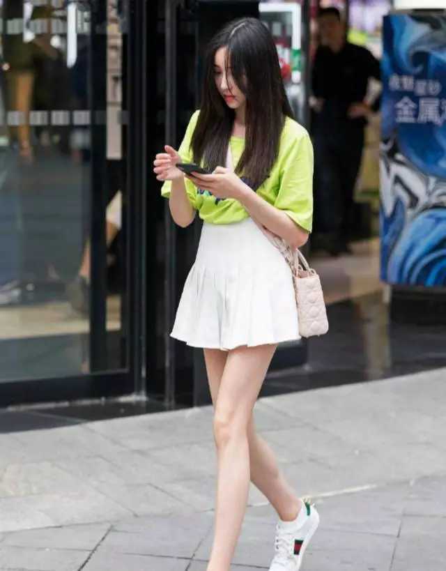 温情 冬季可以用连衣裙搭配雪地靴展现优雅大气，文雅温情