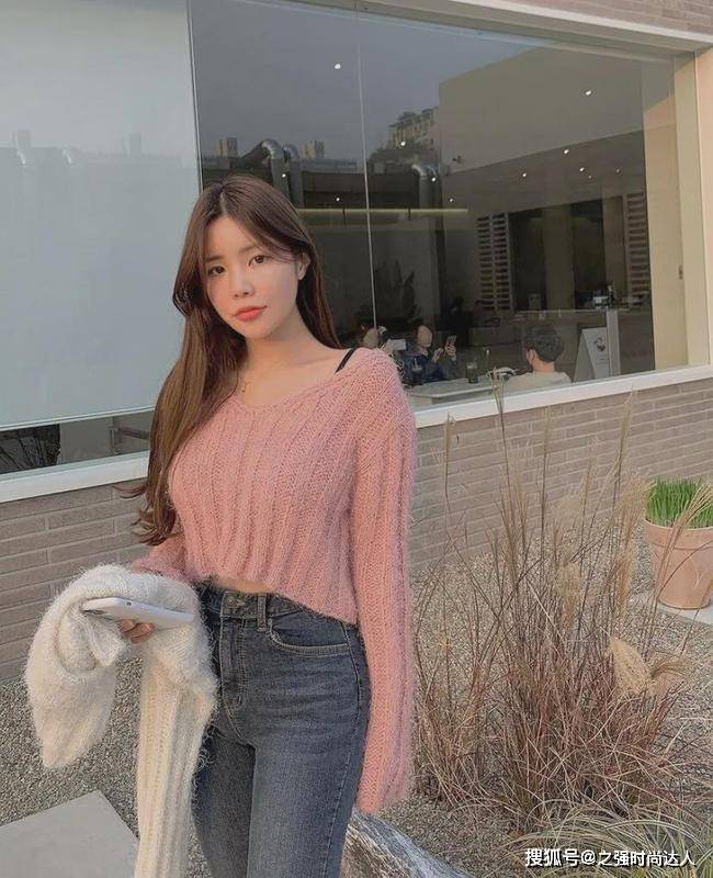 毛衣 牛仔外套也是最常见的短外套,休闲又时髦的造型还有不错的减龄效果