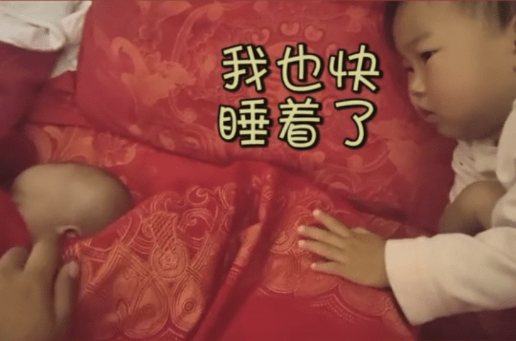 小妹|姐姐耐心哄小妹睡觉，宝妈掀开被子后愣住，网友：这是拍了个空气