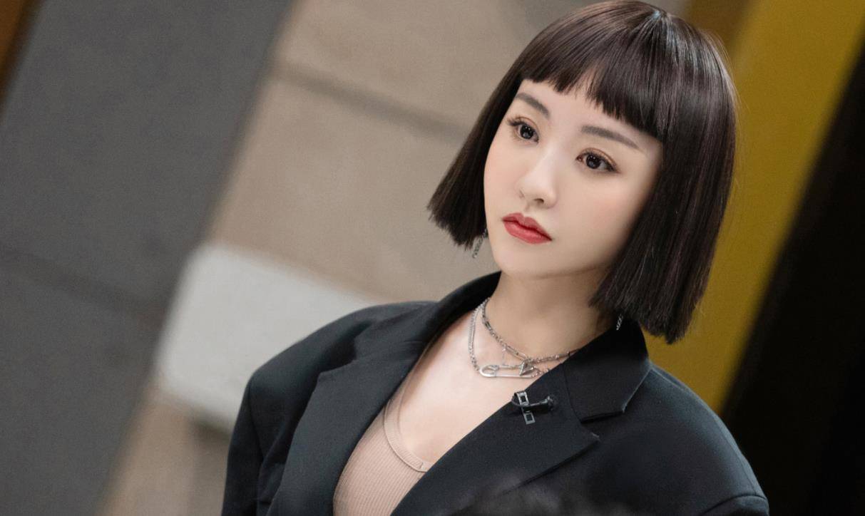 一身 杨蓉短发造型超惊艳，穿一身亮片短裙，玲珑身材娇俏迷人