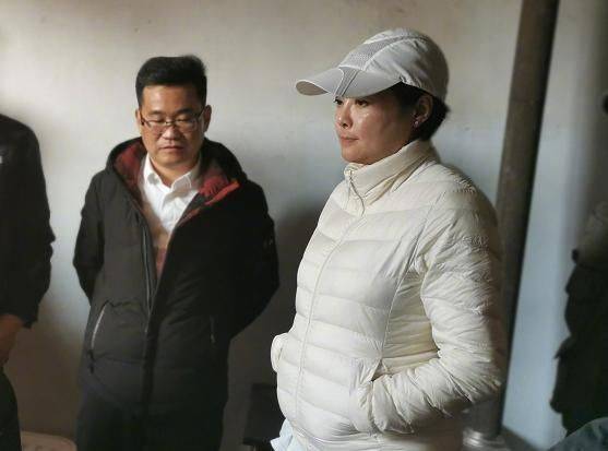 感觉袁立素颜上年纪，身材胖也不刻意瘦身减肥，是不漂亮但心地善良！