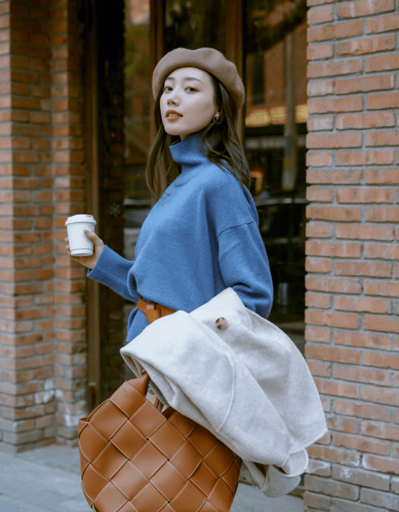 棕色 入冬后的高级感从何而来？靠一件“针织衫”就可以搞定，时髦大气