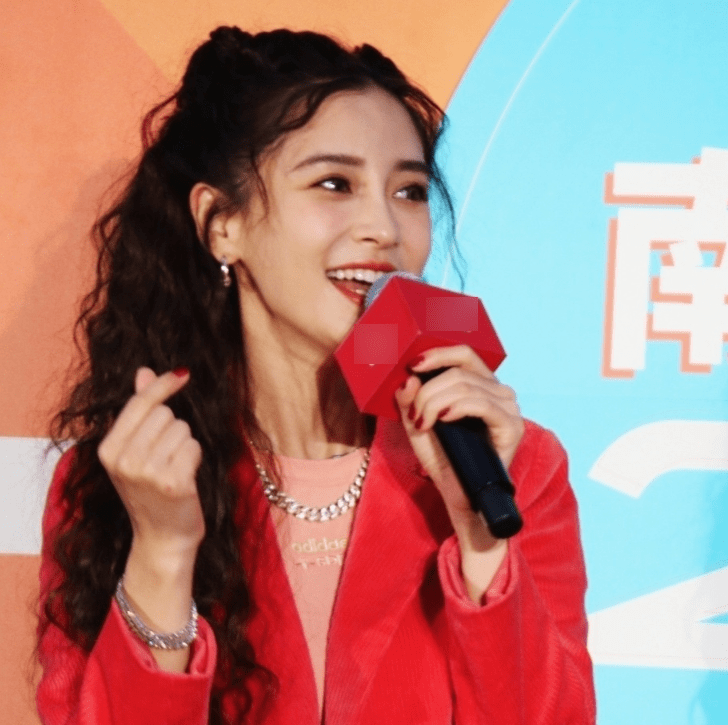 杨颖 杨颖出席线下活动,遭遇路人抓拍生图,真实颜值如何一眼就知道