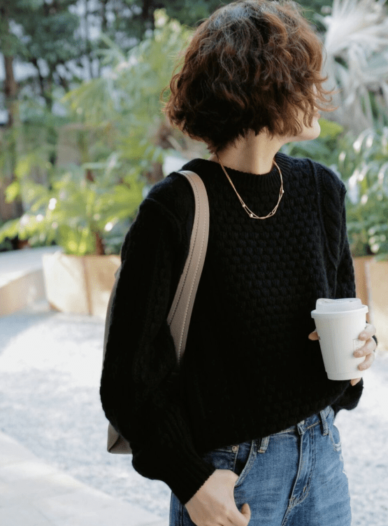 棕色 入冬后的高级感从何而来?靠一件“针织衫”就可以搞定,时髦大气