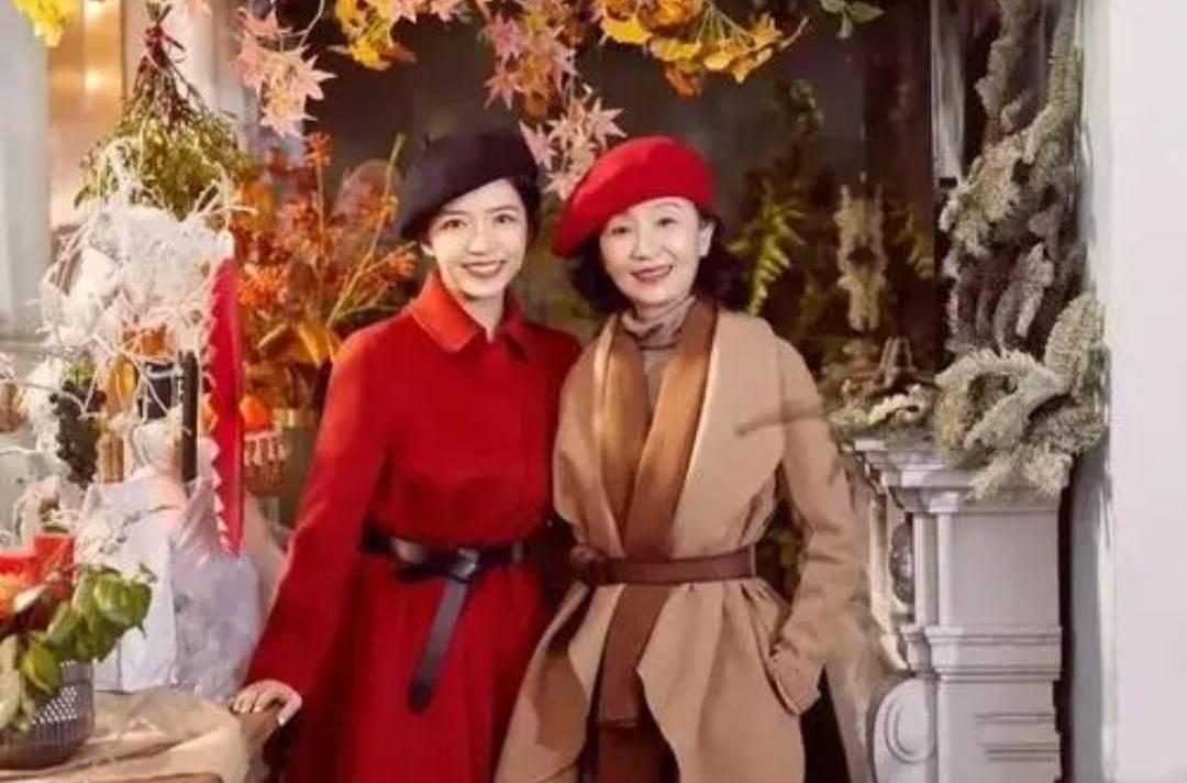 颜色 冬天穿“红色”更时髦，学三木母女这样搭，不扮嫩不显老更有气质