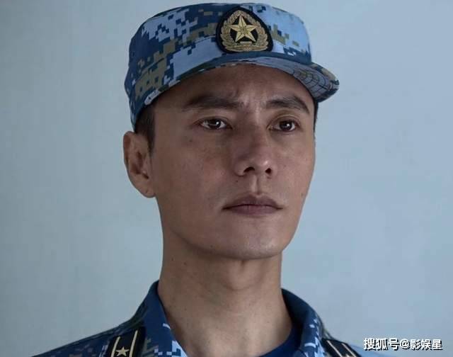 男主演是陈坤,剧中他饰演张渡航,"和平方舟"上的军医,更有着前蛟龙特