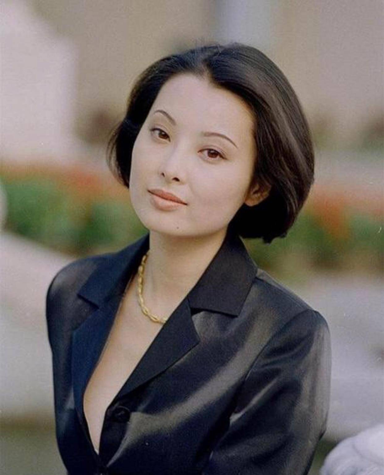鹅蛋脸俞飞鸿皮肤紧致，郝蕾、袁立面部浮肿，下颚线对颜值的影响有多大