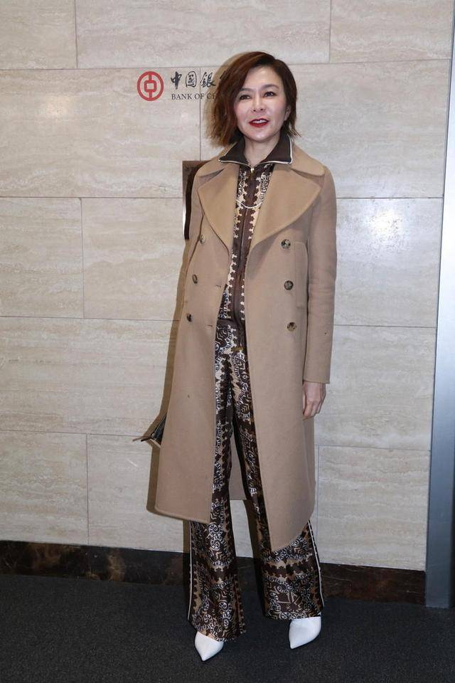 浅棕色 57岁关之琳依旧风韵犹存!浅棕色大衣稳重大气,涂大红唇气场强大