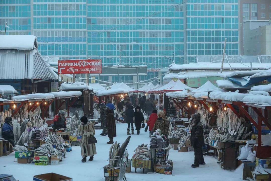 俄罗斯的冰城，冬季气温可达零下47度，室外行走不能超过15分钟